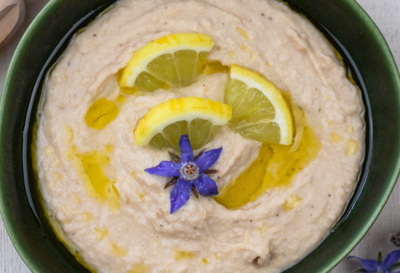 Zamiast zwykłego hummusu przygotowuje ten z cytrusowym akcentem. W sam raz na pieczywo