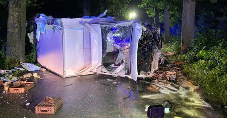 Koszmarny wypadek. Dostawczak w strzępach