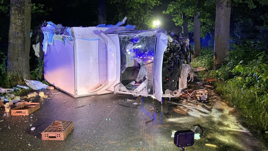 Murów. Koszmarny wypadek. Dostawczak w strzępach 