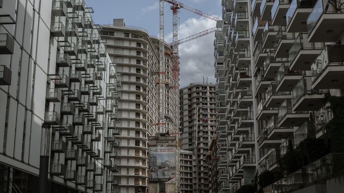Ta wygląda plac budowy apartamentowców na Woli. Jedno widać od razu: jest ciasno