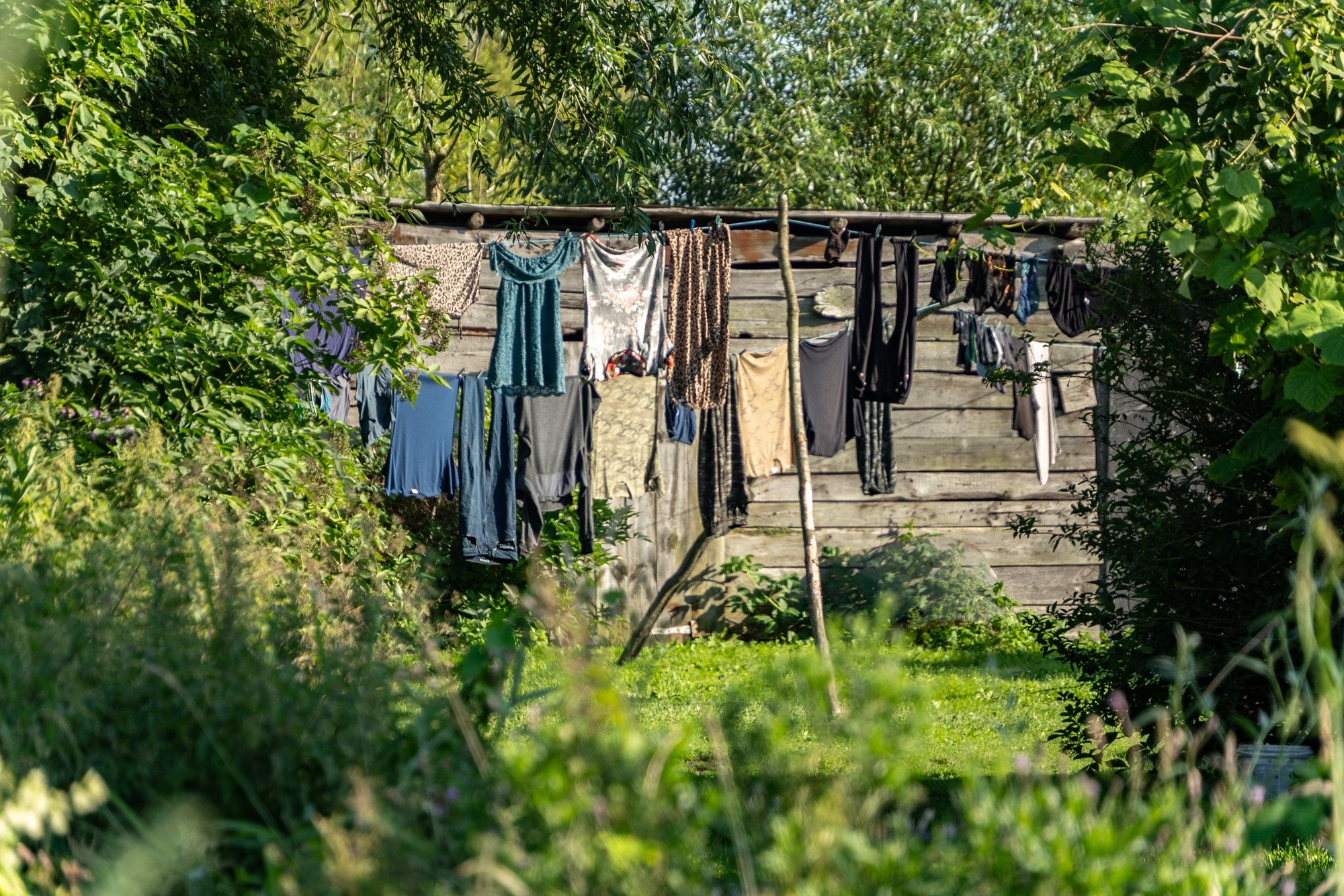 Wiszące pranie przy jednym z domów w Wyciągu