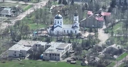 Rosyjski czołg schował się za budynkiem, ale i tak został trafiony - zobacz na wideo