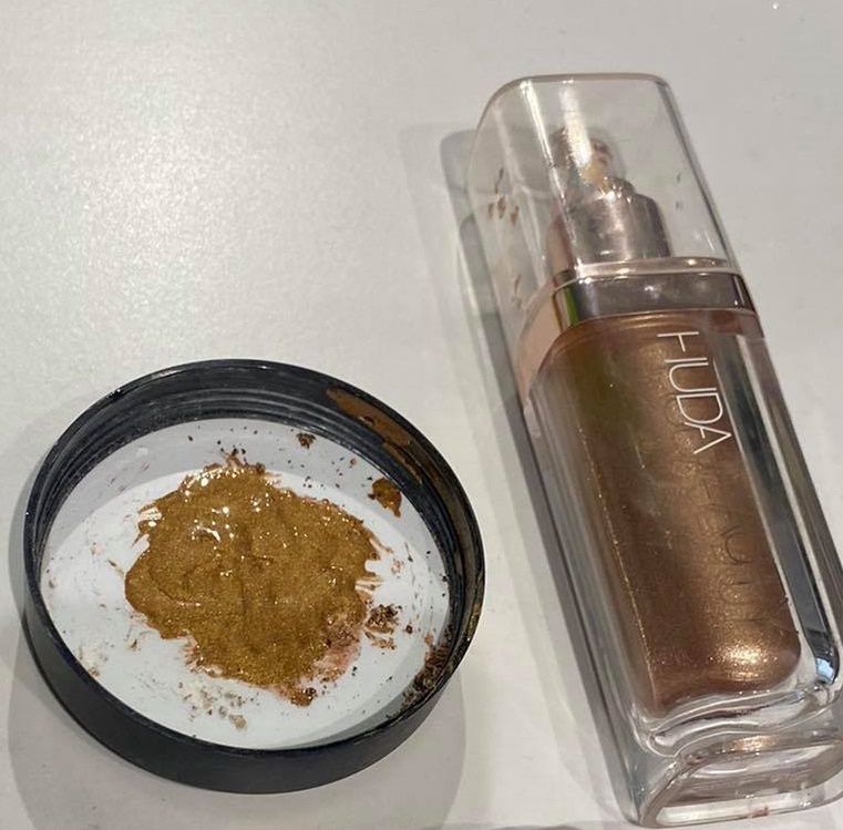 Rozświetlacz vs Rozświetlacz Huda Beauty