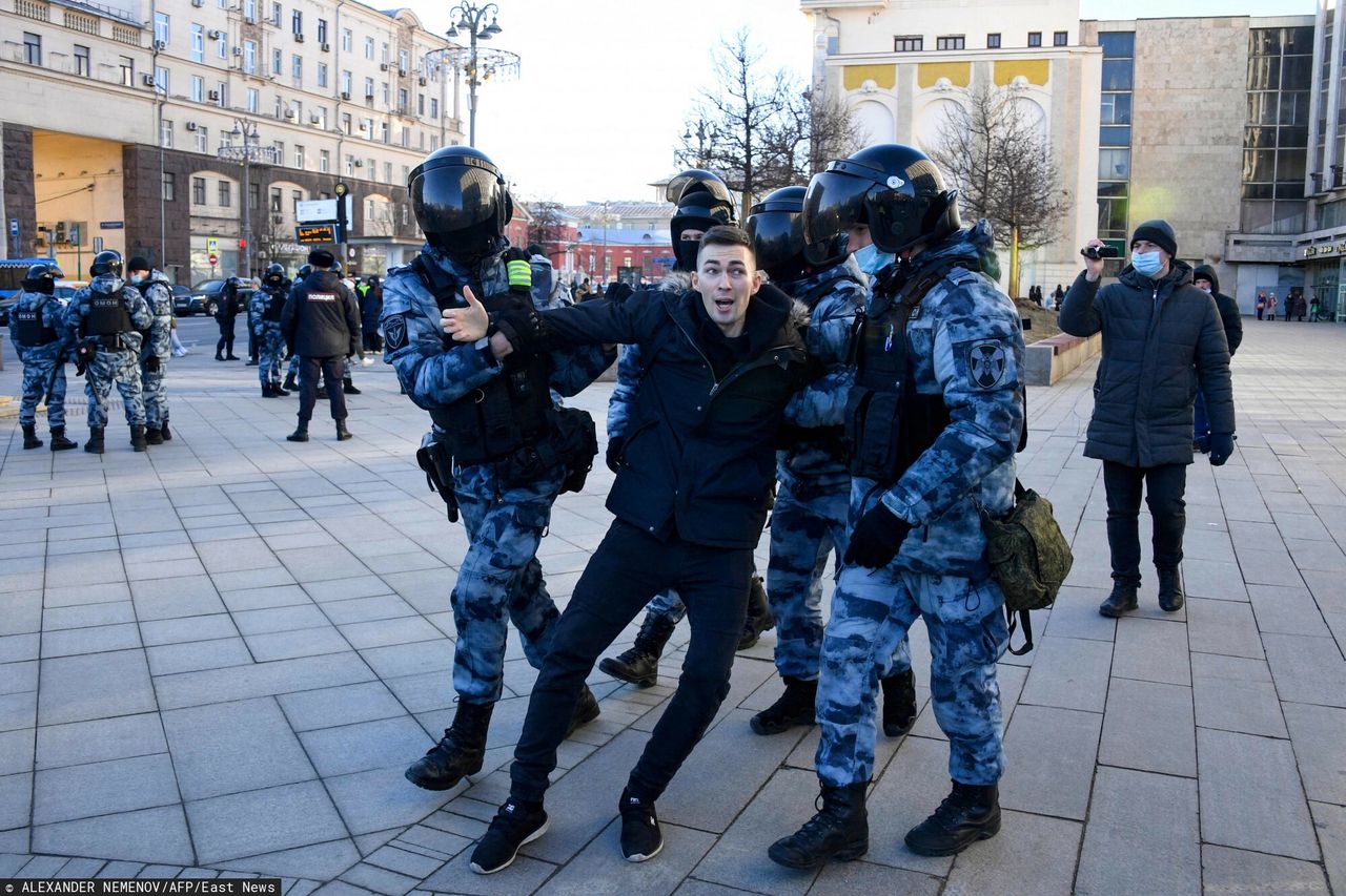 Rosyjska policja zatrzymała małe dzieci. Noc spędziły za kratami