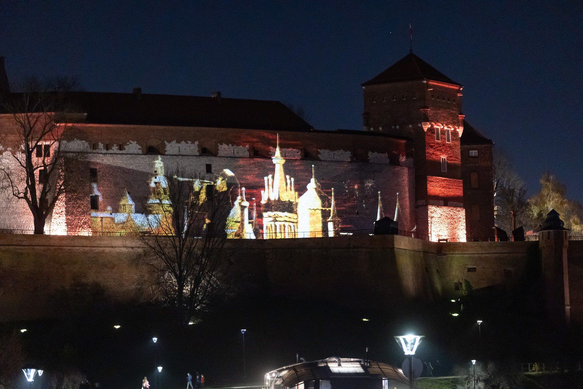 &#34;Korona i Państwo - 1000 lat Królestwa&#34;. Widowisko multimedialne na Wawelu.