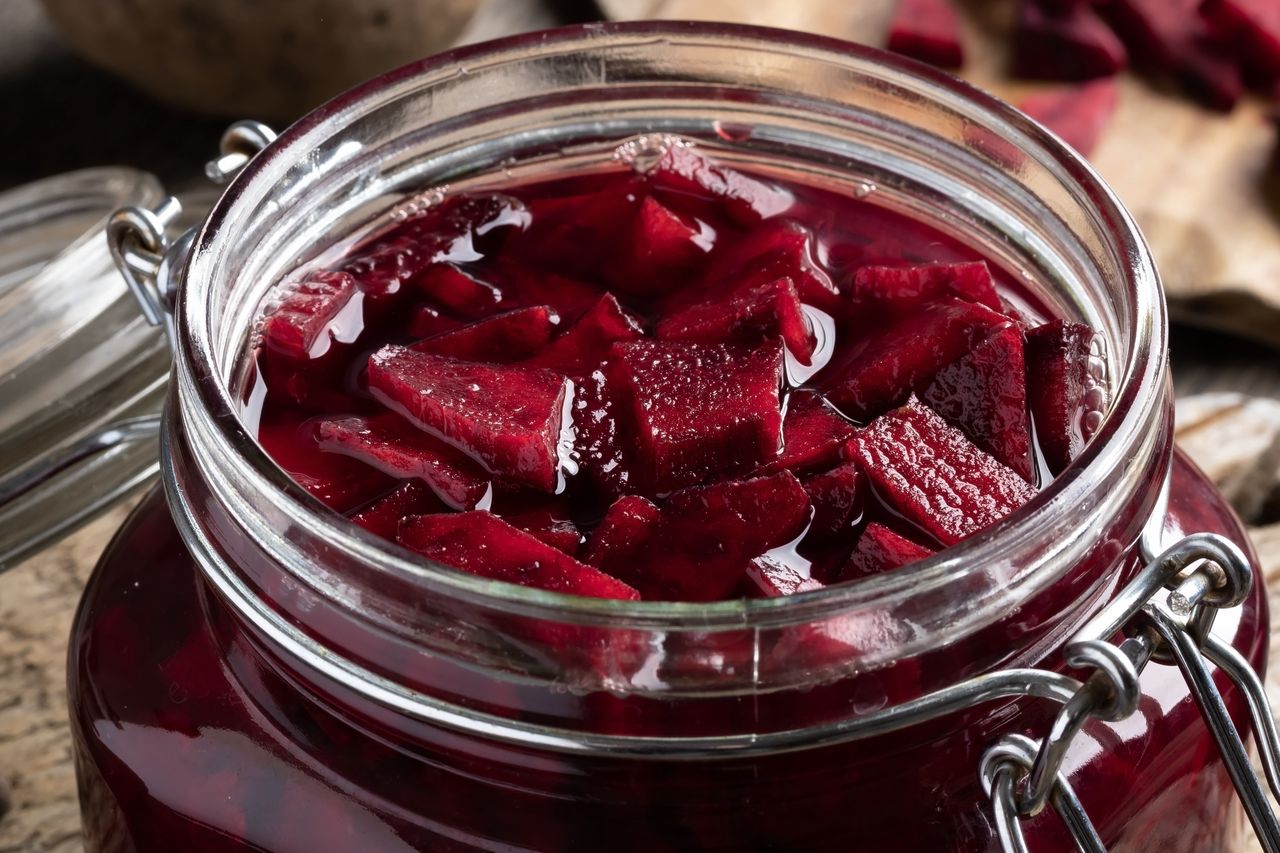 Uważaj, czym mieszasz zakwas buraczany. Inaczej może szybko spleśnieć