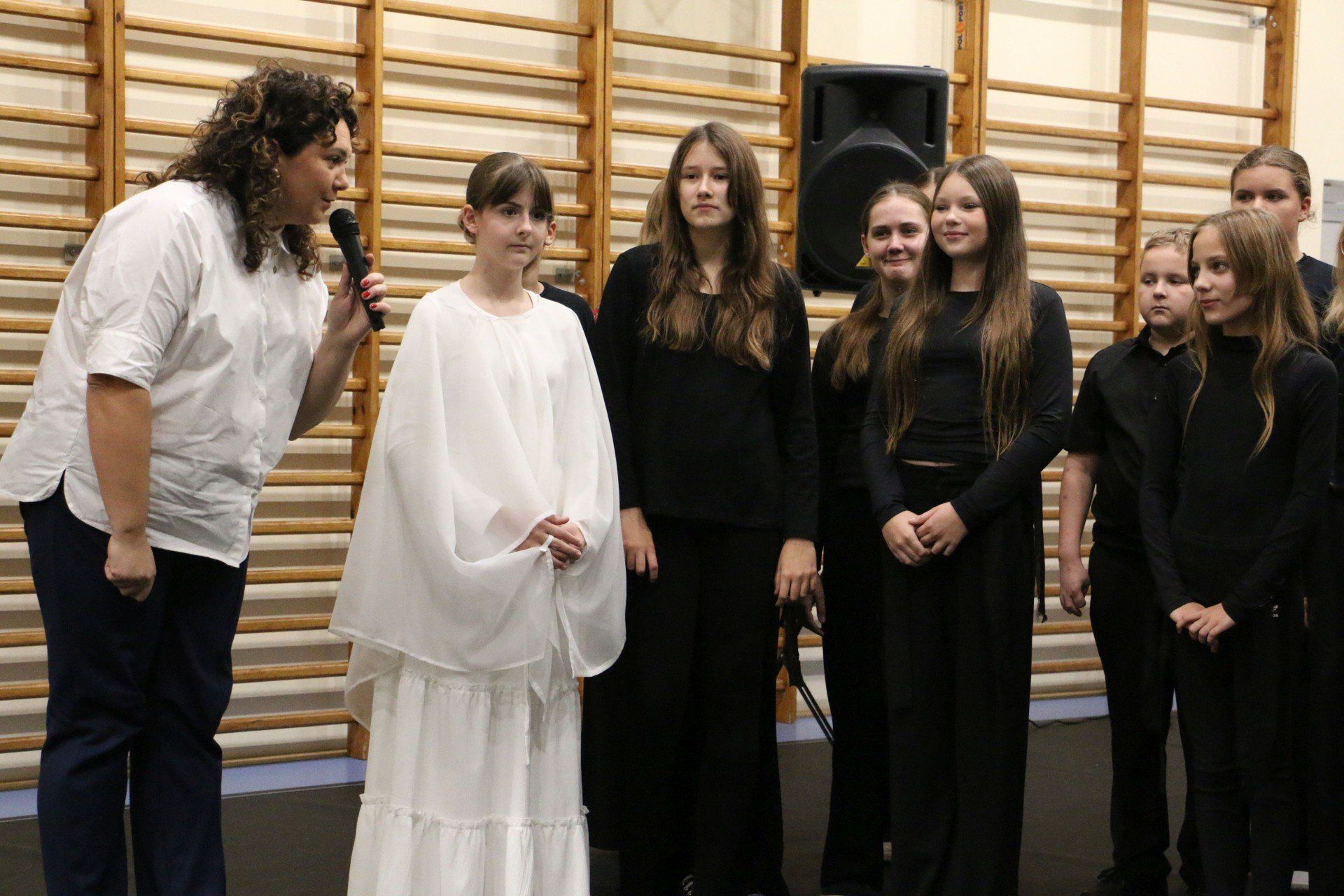 Występ uczniów ze szkoły w Stawkach z okazji Dnia Niepodległości 2025