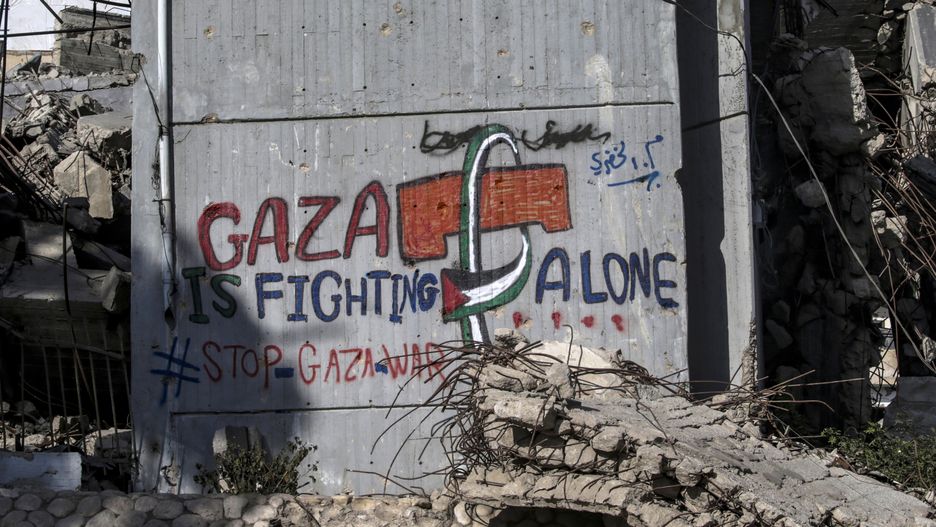 A graffiti on a wall reading 'Gaza is fighting alone' among destroyed buildings in Gaza City, Gaza Strip, 19 September 2025 (issued 20 September 2025). More than 65,200 Palestinians have been killed in the Gaza Strip since October 2023, according to the Palestinian Ministry of Health, and about 1,200 Israelis have been killed since the launch of an Israeli military campaign in response to a cross-border attack by Hamas on 07 October 2023. EPA/MOHAMMED SABER Dostawca: PAP/EPA.