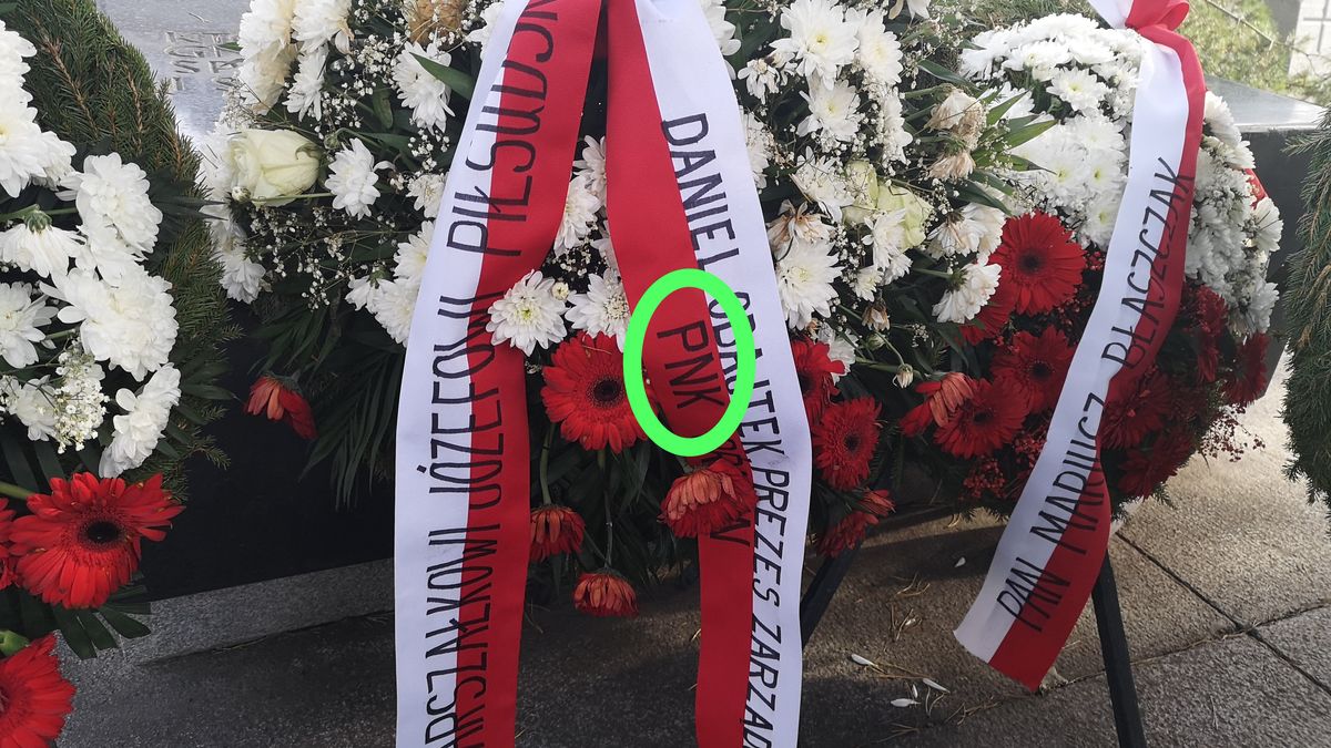 Prezes Obajtek podpisał się na szarfie wieńca złożonego na grobie matki i serca Piłsudskiego jako "prezes PNK Orlen" 
