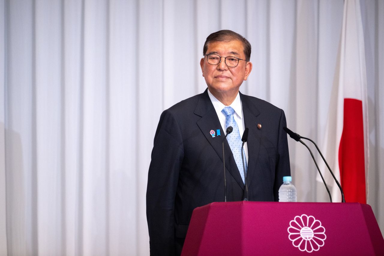 Premier Japonii zostaje na stanowisku. Jego koalicja traci większość