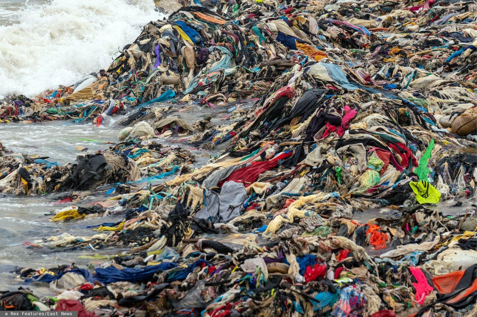"Szybka moda" zalała plażę. Fotograf pokazał ogromną skalę zanieczyszczeń 4
