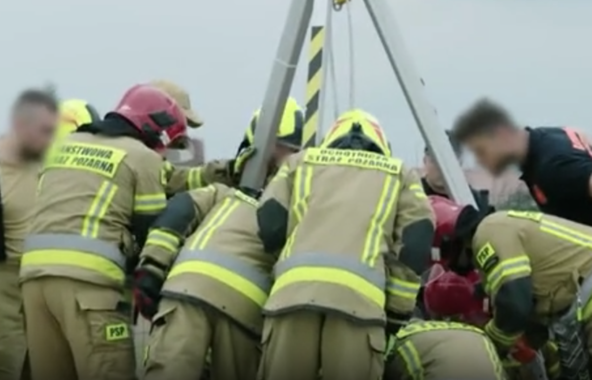 Nieprzytomny mężczyzna w studni. Dramatyczne zgłoszenie postawiło służby na nogi