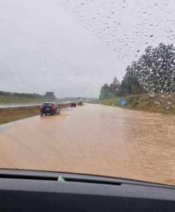 Zerwane mosty, zablokowane drogi. Służby ostrzegają o utrudnieniach