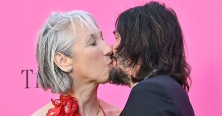 Keanu Reeves i Alexandra Grant na randce w Londynie. Uwagę zwracał jej pierścionek