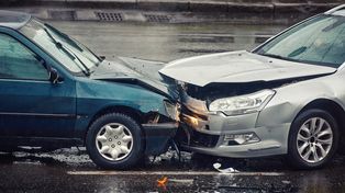 Mazowieckie: Zderzenie czterech aut na autostradzie A2. Jedno auto znalazło się pod drugim