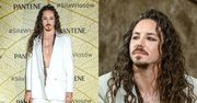 Michał Szpak w białym garniturze świeci NAGIM torsem na evencie. Ikona?  (ZDJĘCIA)