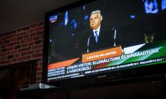 Media: po wygranej Orbana UE powinna "wystawić Węgry za drzwi"