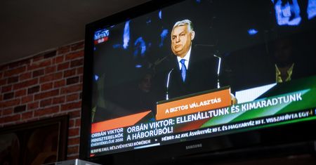 Media: po wygranej Orbana UE powinna "wystawić Węgry za drzwi"