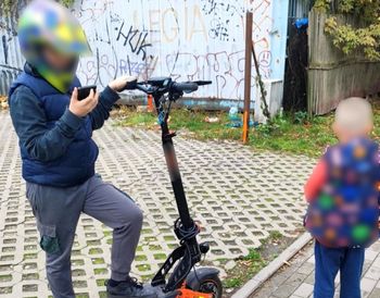 Matka wysłała dwóch synów po zakupy na hulajnodze. Interweniowała straż miejska