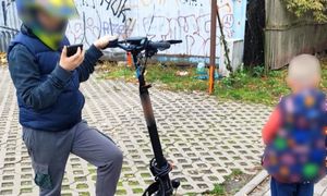 Matka wysłała dwóch synów po zakupy na hulajnodze. Interweniowała straż miejska