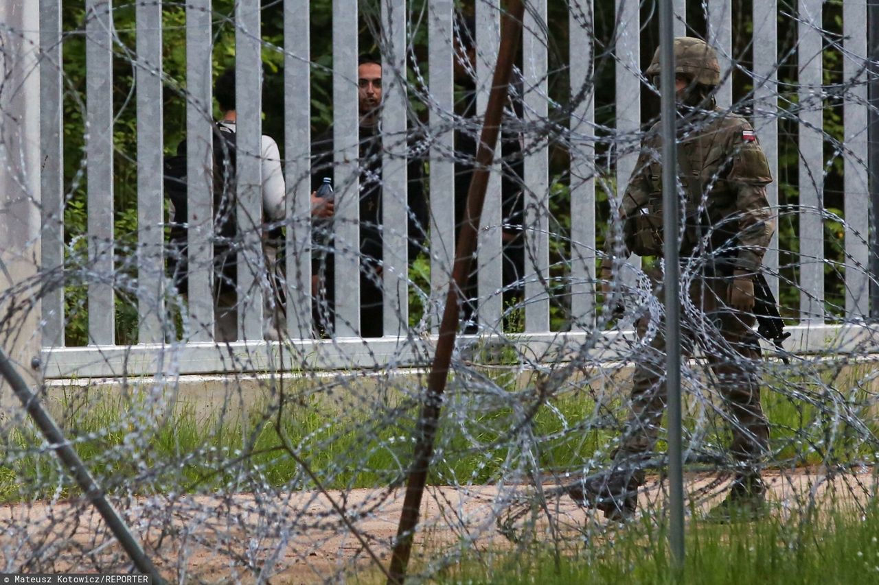 Po tym jak grupa migrantów przekroczyła granicę, żołnierze 1. Warszawskiej Brygady Pancernej oddali strzały w powietrze

