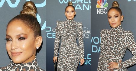 Jennifer Lopez z ciasnym kokiem pozuje na ściance przodem i bokiem
