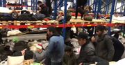 Sytuacja migrantów przy polsko-białoruskiej granicy. Pokazali, jak żyją w magazynie