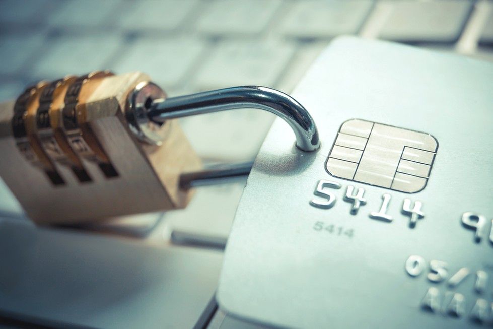 Zdjęcie karty kredytowej z kłódką pochodzi z serwisu Shutterstock