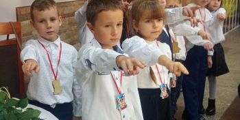 Prochowice: Pasowanie na Ucznia w SP nr 2. Początek szkolnej przygody