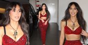 Kim Kardashian z odkrytym brzuchem eksponuje smukłą talię w czerwonej kreacji na pokazie Dolce&Gabbana (ZDJĘCIA)