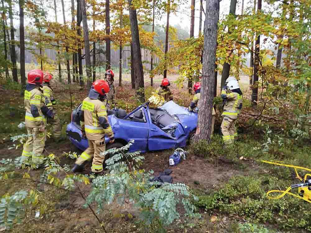 Nowa S�ól: Jak 19-letni kierowca to przeżył, volkswagen zgięty na drzewie