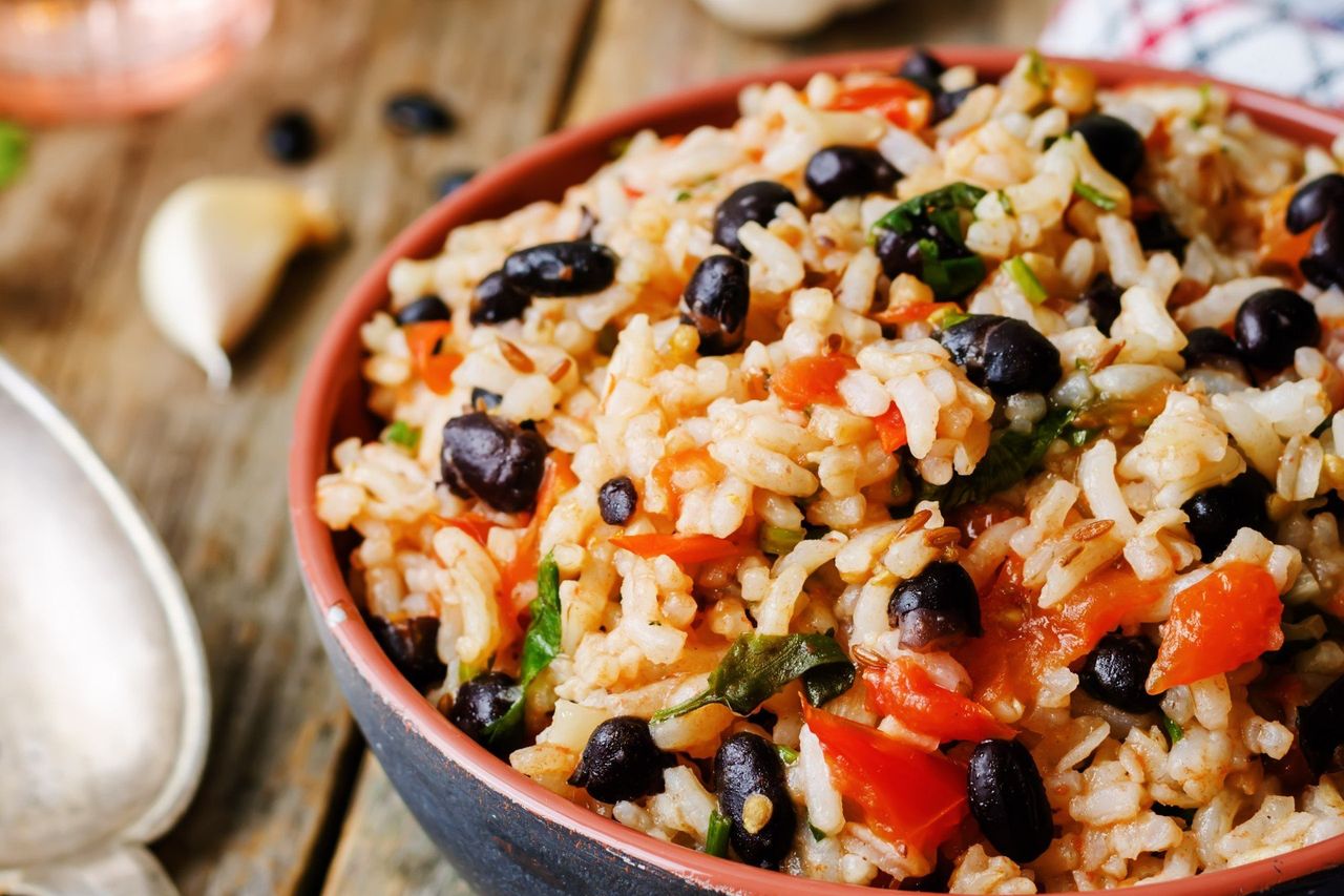 Sycąca sałatka ryżowa z wędliną to nie tylko hit imprez. Możesz zabrać ją na lunch do pracy. Składniki masz już w lodówce