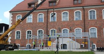 Zamkowy taras przechodzi metamorfozę. Wykonawca przystąpił do montażu zadaszenia
