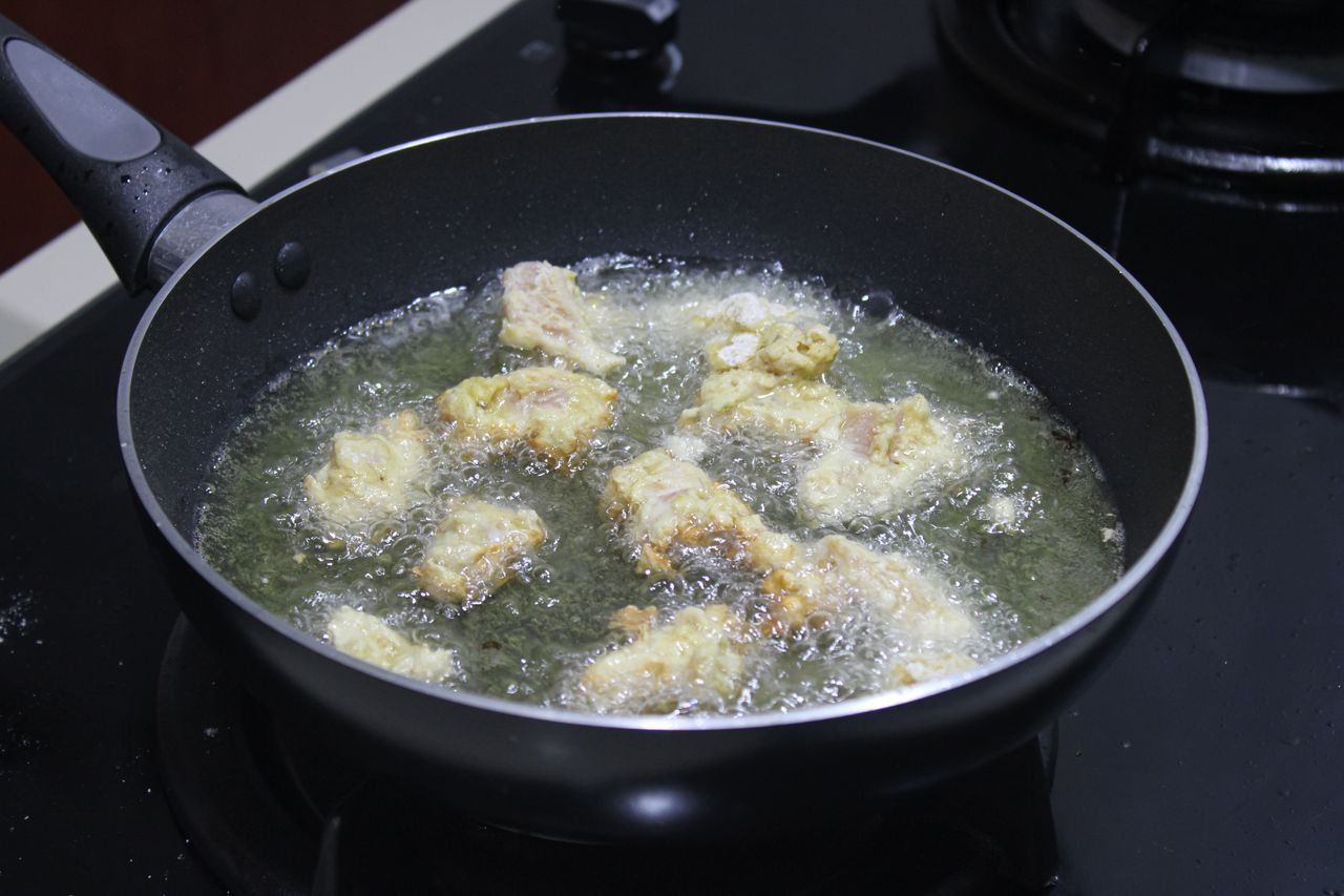 Pieniący się kurczak nie powinien martwić