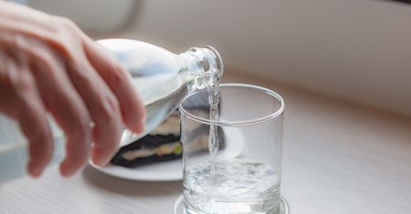 Wiele osób pije taką wodę, a to błąd. Osłabia serce