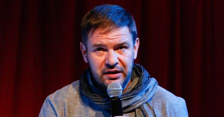 Dramat w rodzinie Tomasza Karolaka. Aktor opublikował nagranie: "Leży w śpiączce, pękł jej w mózgu TĘTNIAK..." (WIDEO)