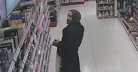 Uchwycił go monitoring. Nagranie z Rossmanna trafiło do sieci