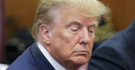 Pokazali Trumpa tuż przed wejściem do sądu. Wymowny gest