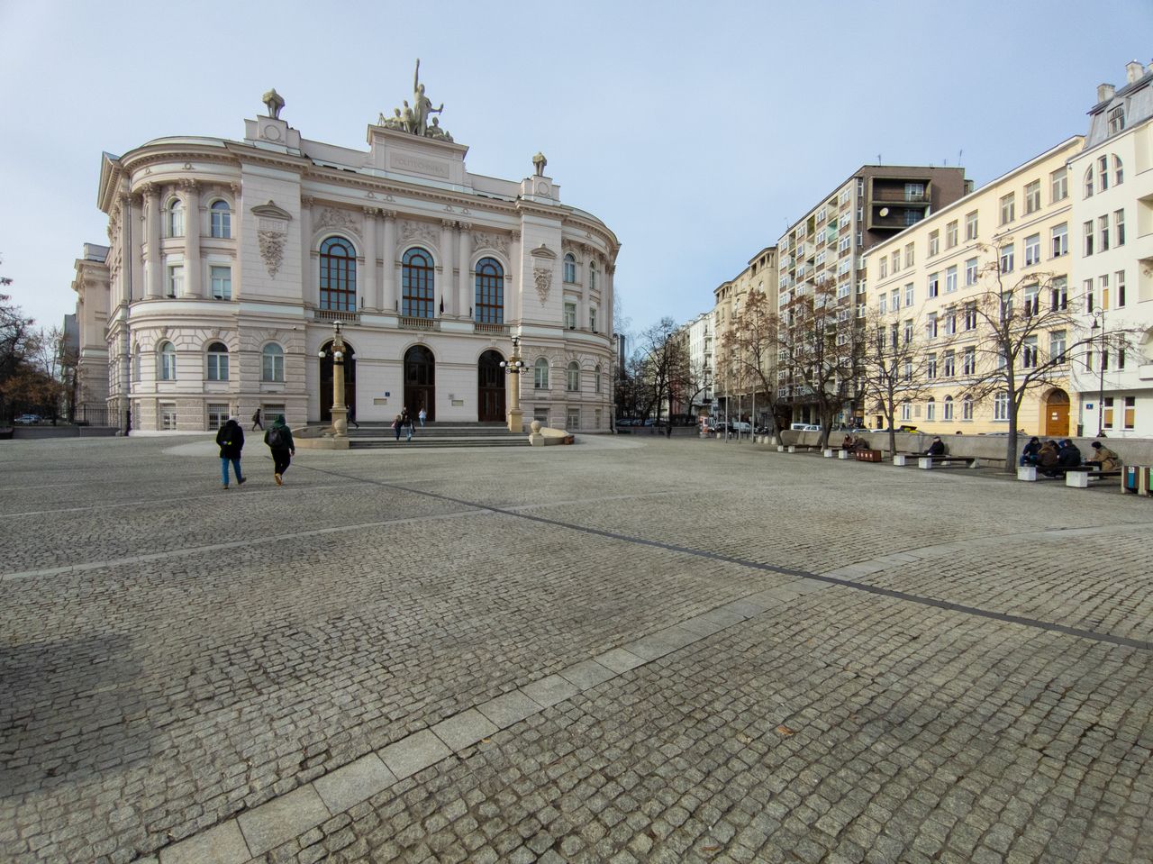 Zdjęcia z Xiaomi 13 zapisane jako DNG przetworzone z pomocą silnika Adobe Camera RAW i wycinki pokazujące jakość obrazu dla ultraszerokiego kąta.