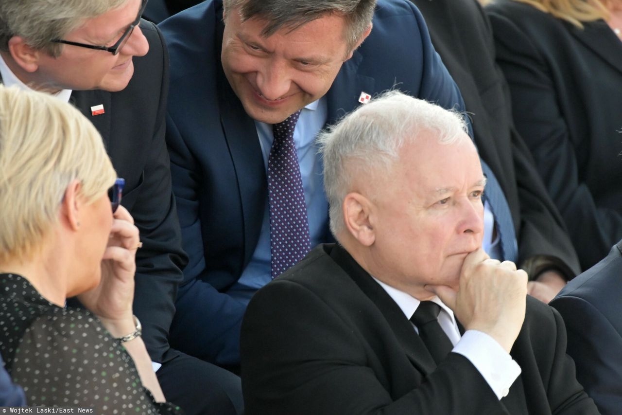 Michał Dworczyk rozmawia z Julią Przyłębską, obok Jarosław Kaczyński