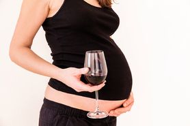 Więzienia za picie alkoholu w ciąży? Rzecznik Praw Dziecka przedstawił swój pomysł