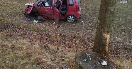 Pijany jechał z dziećmi. Stracił panowanie nad kierownicą