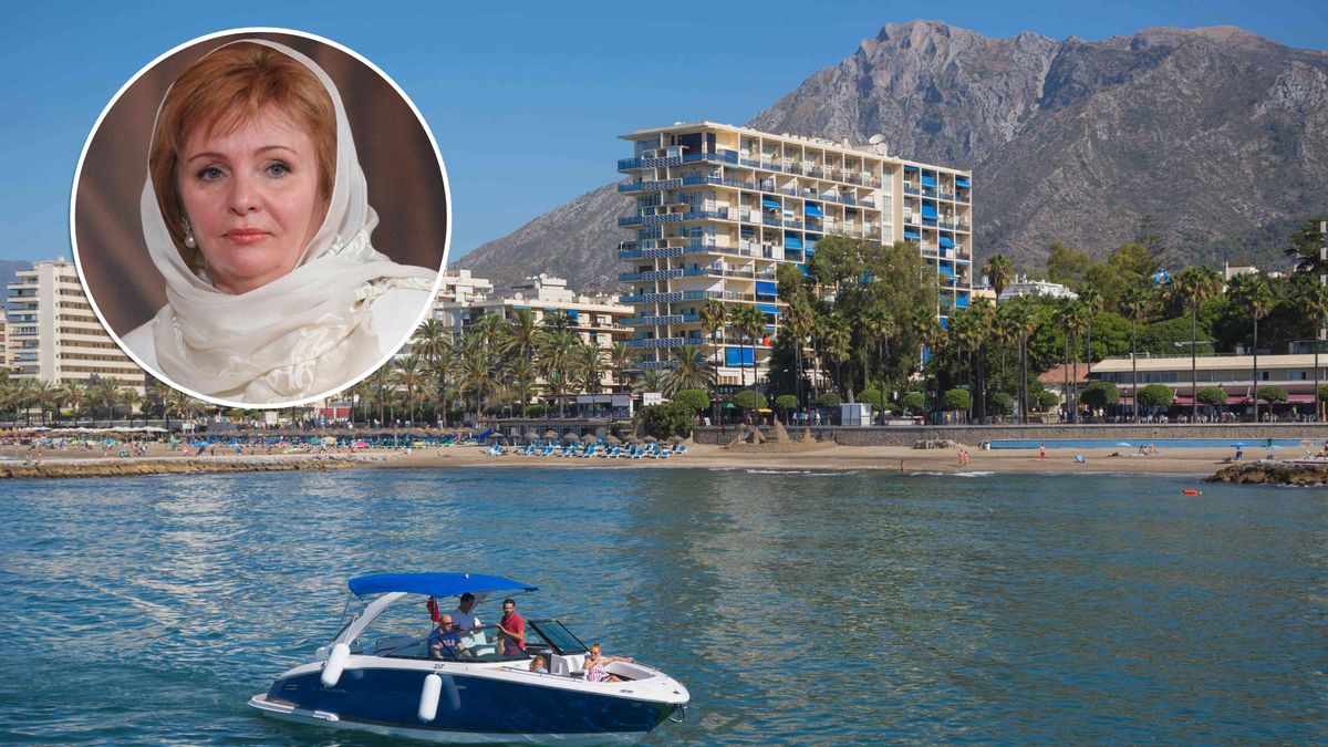 Marbella, Costa del Sol, SpainMarbella, Costa del Sol, Malaga Province, Andalusia, southern Spain. Motor boat in front of Marbella town. Emblematic La Concha mountain in background. (Photo by: Education Images/Universal Images Group via Getty Images)Education Imagescosta, del, sol, resort, holiday, vacation, costa del sol, malaga, province, andalusian, andalucia, andalucian, spanish, motor, boat, la concha, la, concha, emblematic, landmark, background, apartments, flats, real estate, property, hotels