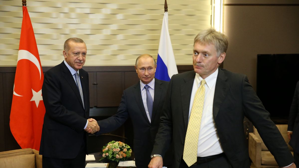 Recep Erdogan i Władimir Putin podczas podpisywania traktatu z Soczi w 2019 r. Na pierwszym planie rzecznik Kremla - Dymitrij Pieskow