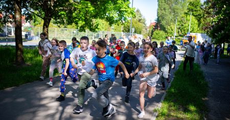 Bieg w Piżamach w Szkole Podstawowej nr 1 w Słupsku. Dzieci dla dzieci. Brawo za wielkie serca!