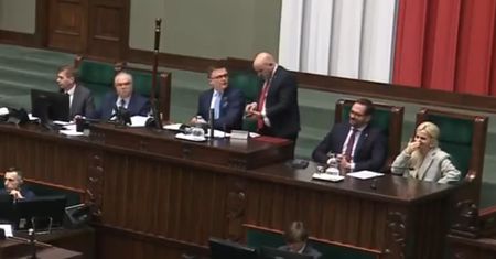 Nagle podszedł do Hołowni. "Kojarzy go pan?"
