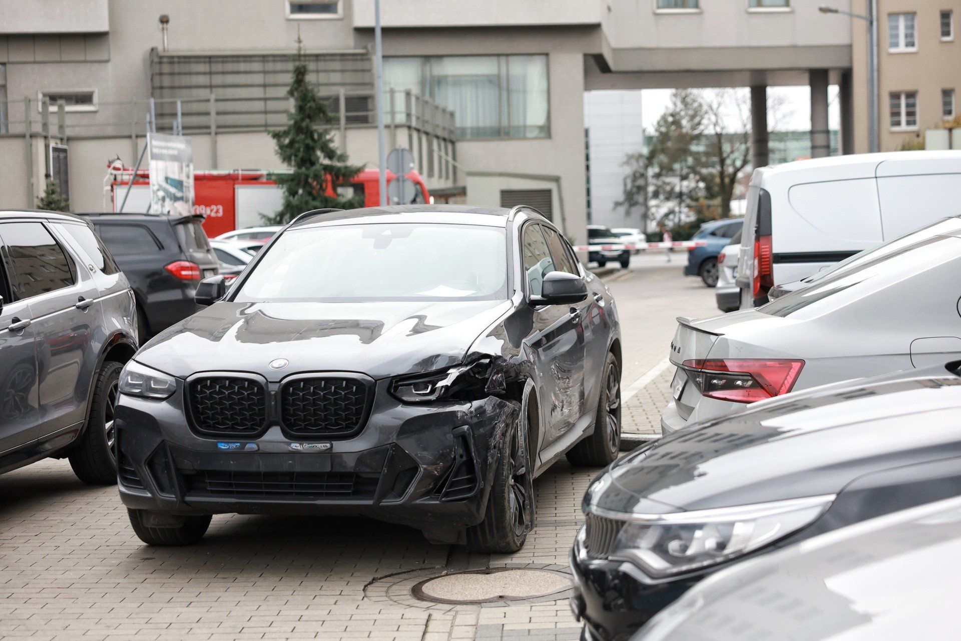 Kierowca BMW uszkodził pięć zaparkowanych aut w Poznaniu