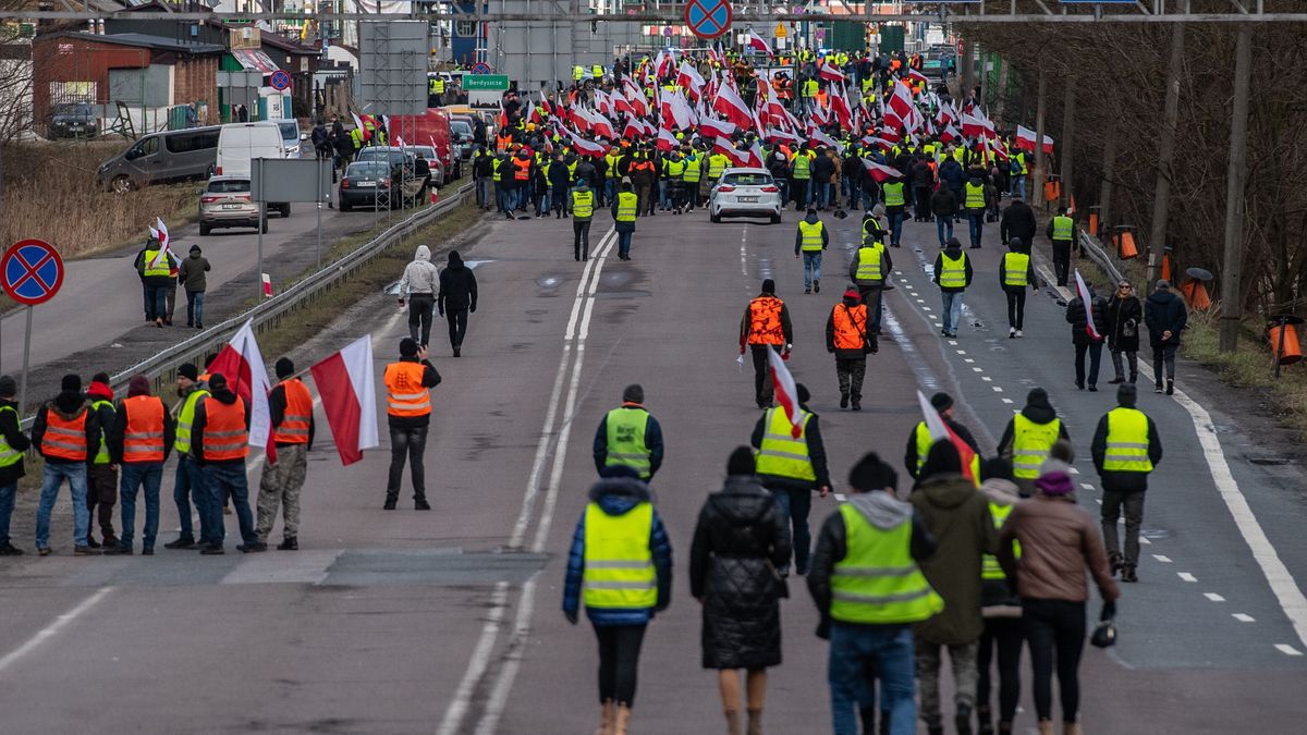 Dorohusk, 18.02.2024. Międzynarodowy protest rolników przy polsko-ukraińskim przejściu granicznym w Dorohusku, 18 bm. Do protestujących Polaków dołączyli rolnicy z Niemiec, Belgii, Holandii oraz Francji. Od piątku, 9 bm. rolnicy z całej Polski kontynuują protesty, które mają potrwać 30 dni. Ich powodem jest m.in. niedawna decyzja Komisji Europejskiej o przedłużeniu bezcłowego handlu z Ukrainą do 2025 roku, a także sprzeciw wobec prowadzonej przez Unię Europejską polityki Zielonego Ładu. (sko) PAP/Wojtek Jargiło