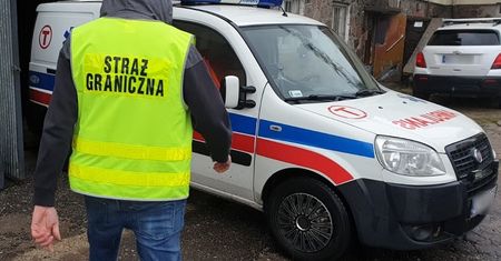 Kupił dwie karetki. Fałszywy ratownik handlował z nich papierosami