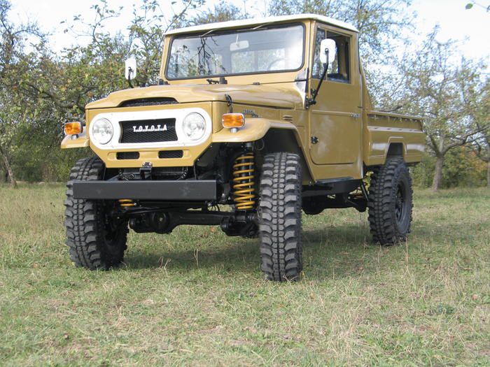 Ekstremalne ogumienie błotne nie tylko nie nadaje się do jazdy po drogach utwardzonych, ale także mocno wpływa na trwałość mechanizmów jezdnych